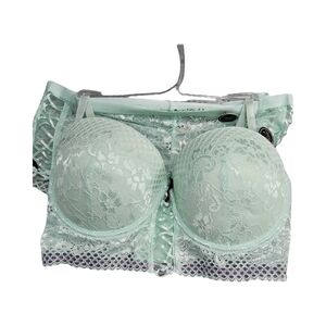 New Body Frosting Size 36D/Xlarge  Lacey Bra and pantie light green